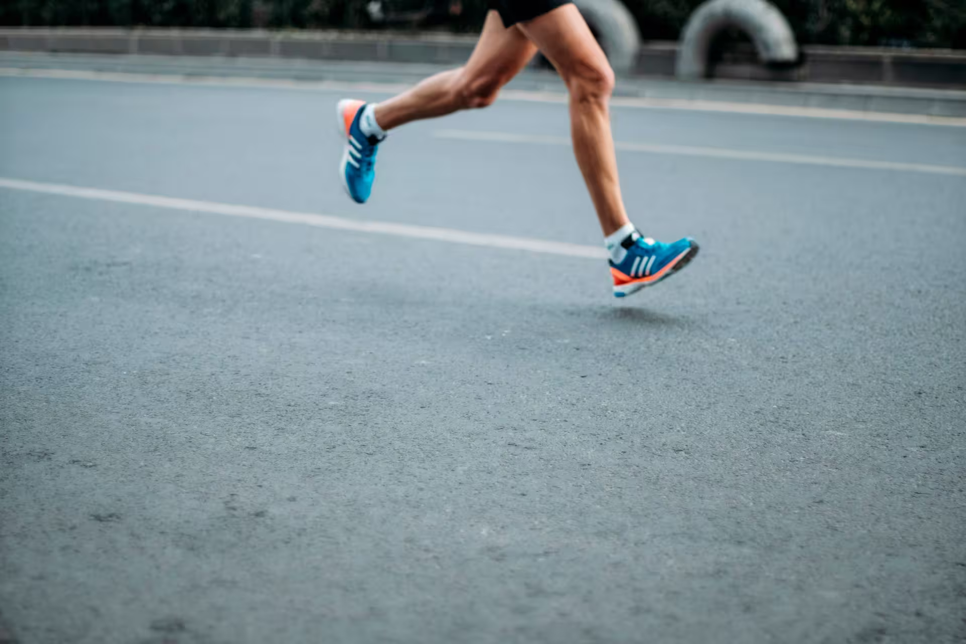 Coureurs et cyclistes utilisant l'application Konquo pour capturer des zones GPS en running, vélo ou trail